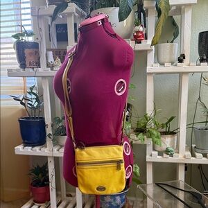 Fossil yellow pebbled leather crossbody bag. Pre-owned. Small